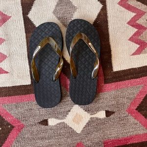 Locals Hawaiian flip flops